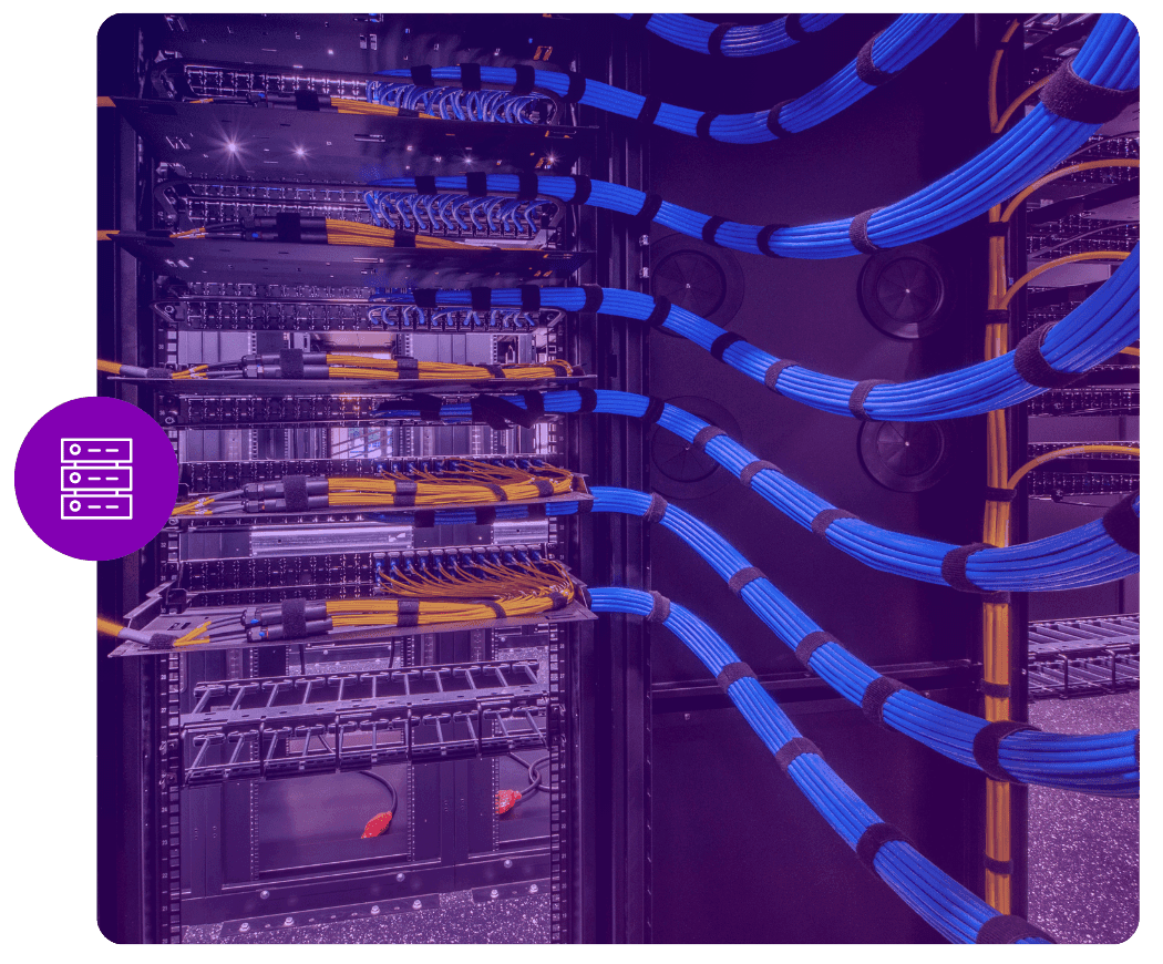 Bastidor de servidores num datacenter, com feixes de cabos de rede azuis e fibra amarela organizados nos painéis.