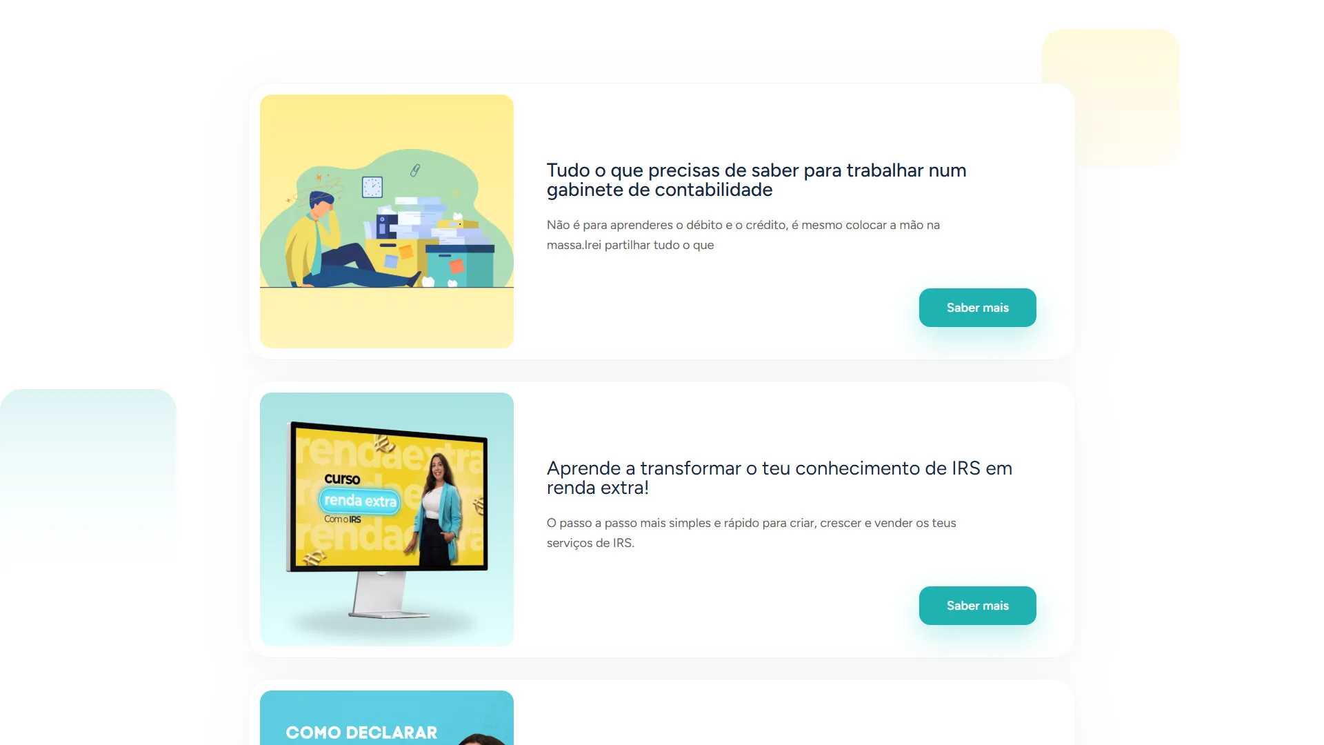 Listagem da página de cursos, sobre fundo claro com formas pastel esbatidas, com dois cartões brancos empilhados: cada um traz a ilustração do curso à esquerda e, à direita, o título, uma descrição curta e um botão turquesa Saber mais; o topo de um terceiro cartão assoma no limite inferior.