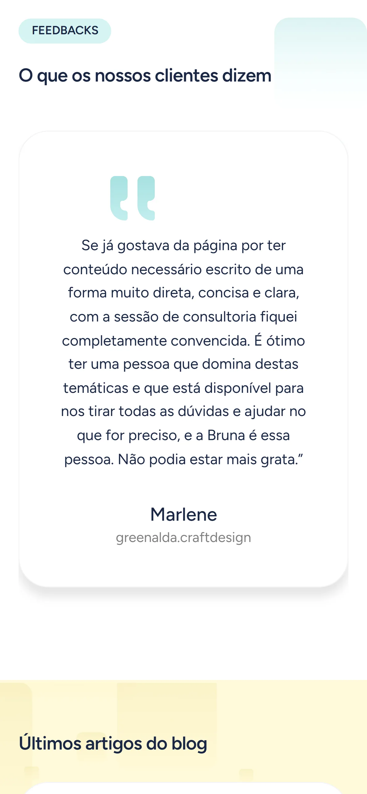 Secção de testemunhos em ecrã de telefone, com a etiqueta Feedbacks, o título O que os nossos clientes dizem, um cartão branco com aspas turquesa e um depoimento assinado por Marlene, da greenalda.craftdesign, e o início da secção Últimos artigos do blog.