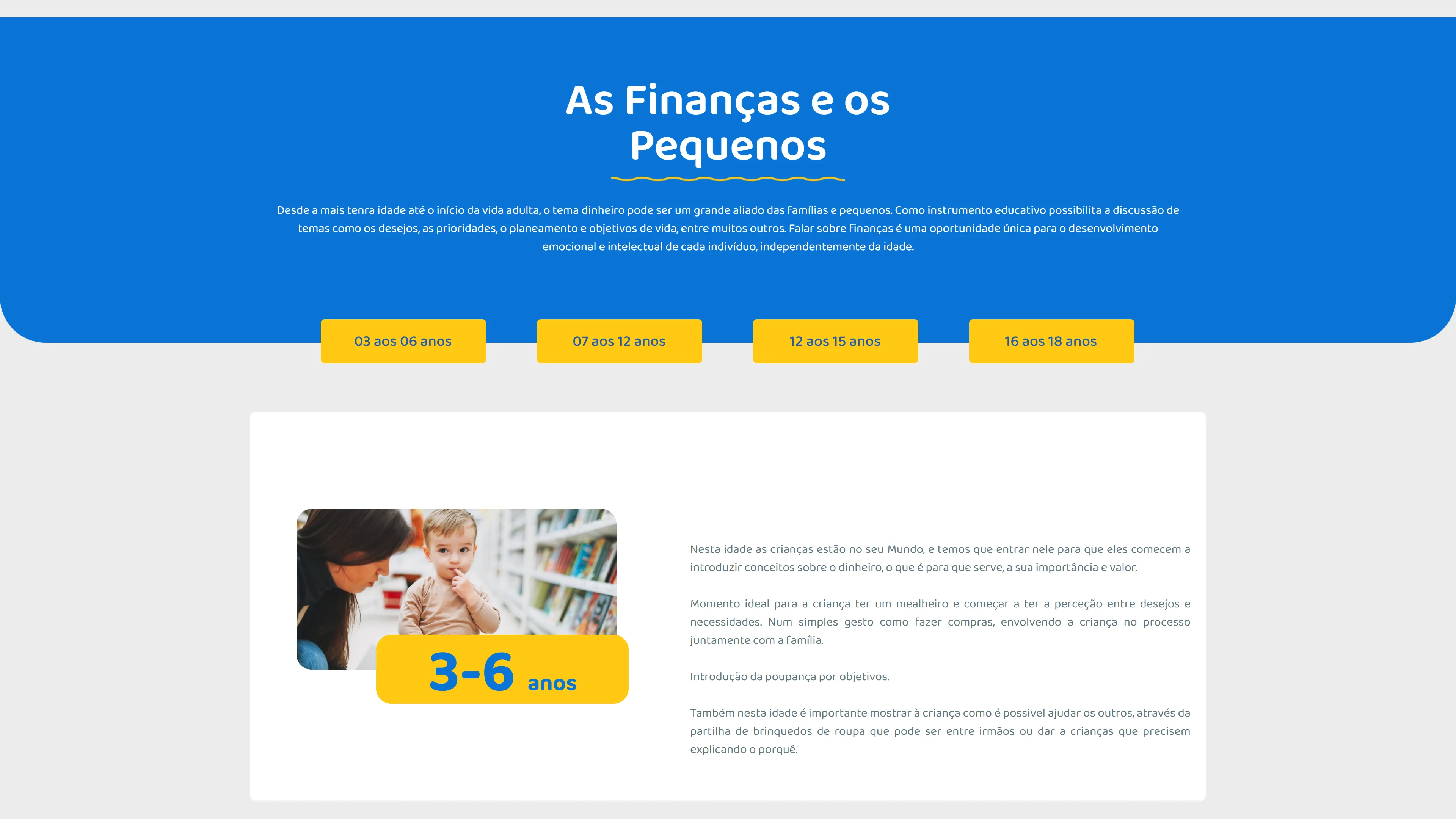 Secção «As Finanças e os Pequenos»: cabeçalho azul arredondado com o título e um parágrafo de introdução, quatro botões amarelos com as faixas etárias — «03 aos 06 anos», «07 aos 12 anos», «12 aos 15 anos» e «16 aos 18 anos» — e, abaixo, um cartão branco com a fotografia de uma mãe com um bebé numa biblioteca, o selo amarelo «3-6 anos» e o texto sobre a faixa etária.