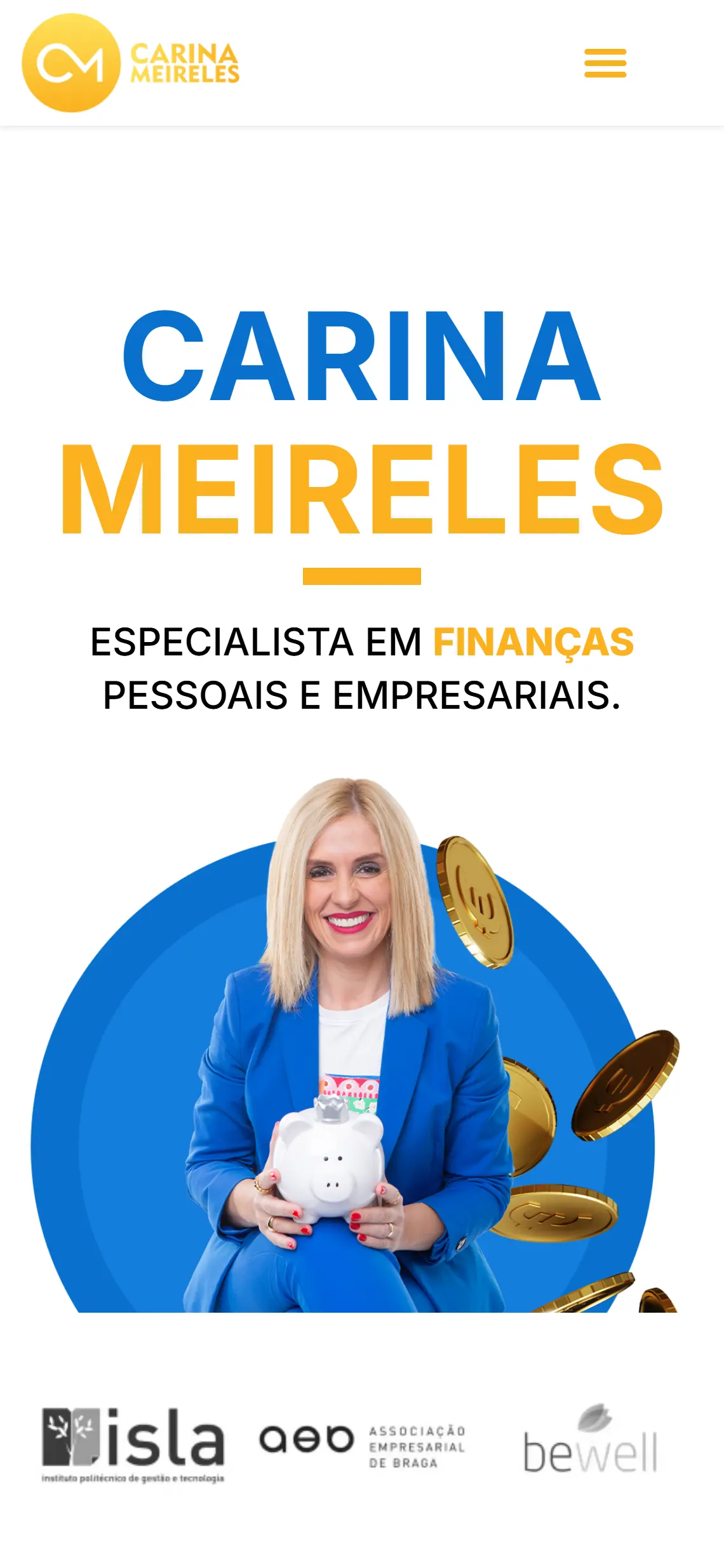 Página inicial em ecrã de telefone: logótipo circular amarelo CM e menu em hambúrguer, o título Carina Meireles em azul e amarelo, a linha Especialista em finanças pessoais e empresariais, a fotografia da Carina de fato azul com um mealheiro branco e moedas douradas e, abaixo, os logótipos do ISLA, da Associação Empresarial de Braga e da bewell.