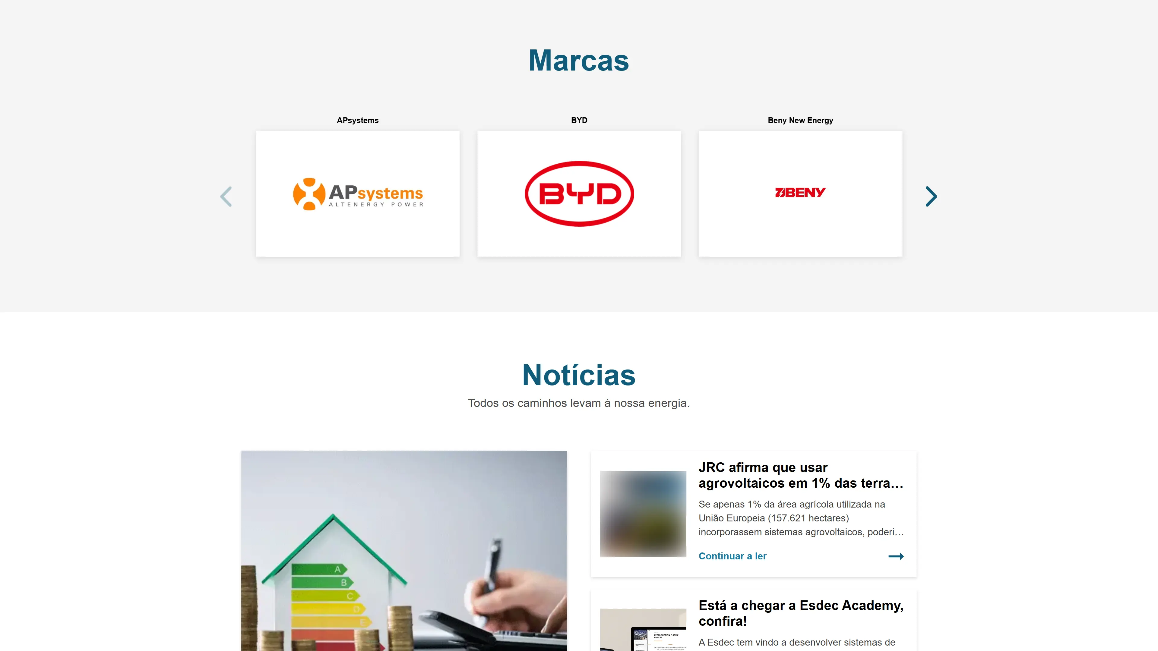 Secção "Marcas" do site da Donauer, com um carrossel de três cartões brancos de logótipos de fabricantes — APsystems, BYD e Beny New Energy — entre setas de navegação. Abaixo começa a secção "Notícias", com a fotografia de uma etiqueta energética em forma de casa junto a pilhas de moedas e uma coluna de cartões de artigos com título, resumo e o link "Continuar a ler".