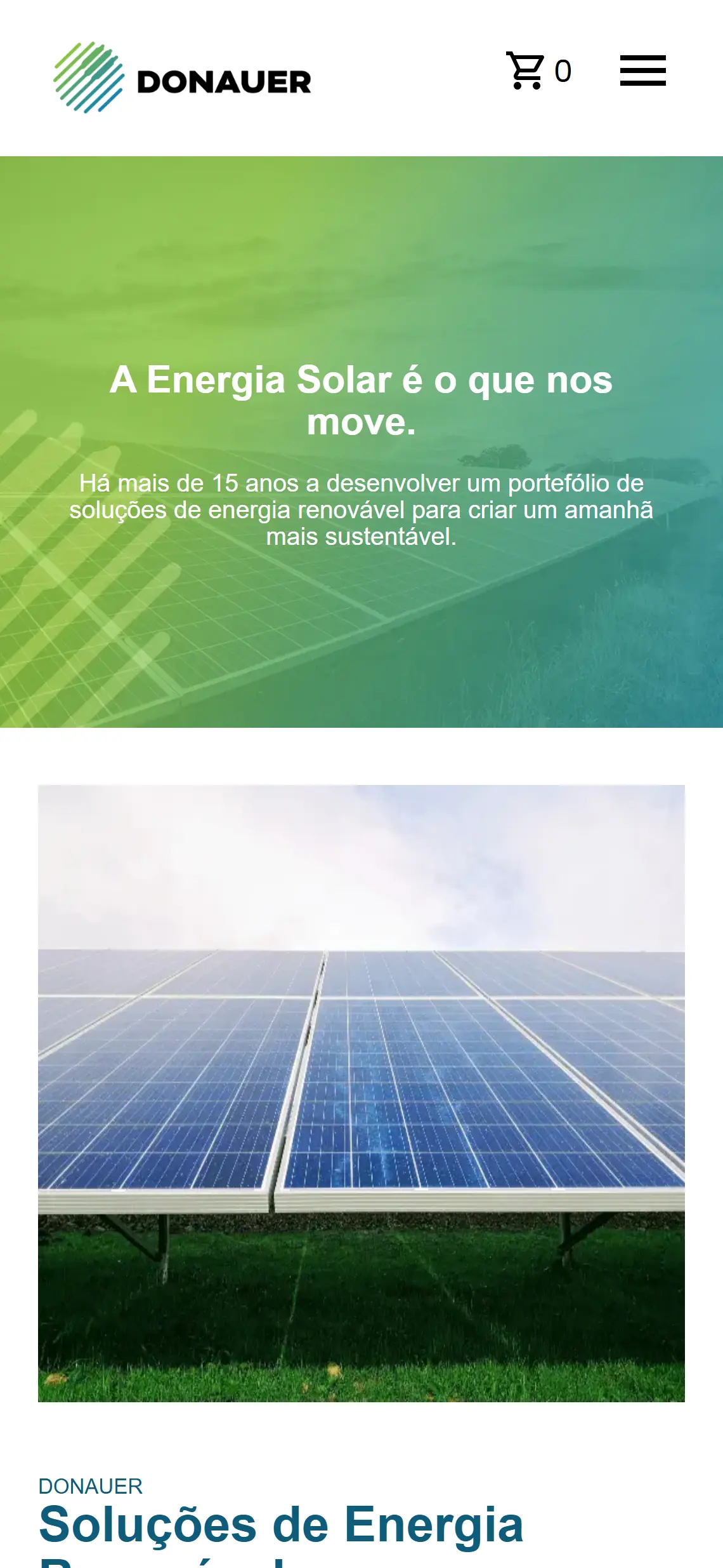 Página inicial da Donauer no telefone: cabeçalho com logótipo, carrinho e botão de menu; banner com gradiente de verde a azul e o título "A Energia Solar é o que nos move."; a seguir, a fotografia de filas de painéis solares num relvado e o início do bloco "Soluções de Energia Renovável".