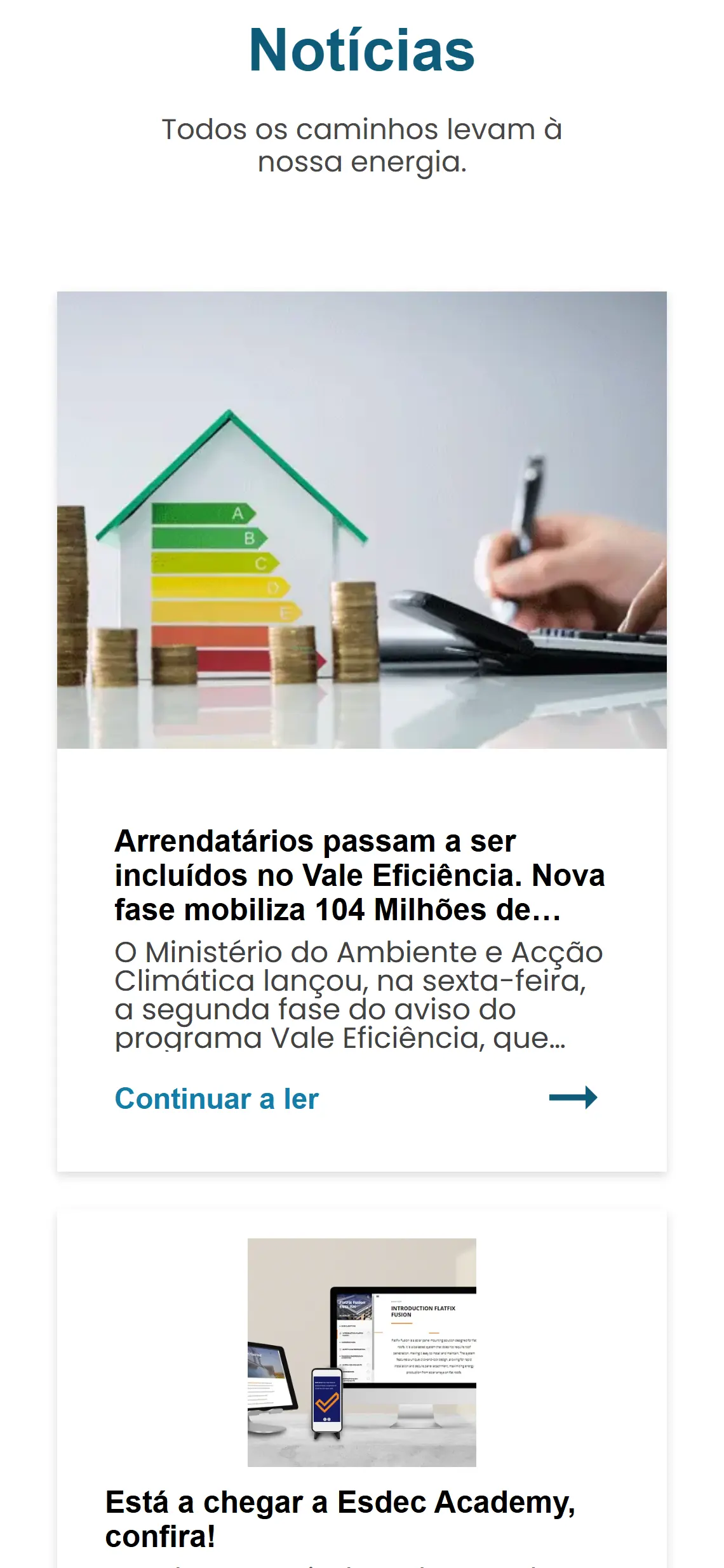 Secção "Notícias" no telefone, com o subtítulo "Todos os caminhos levam à nossa energia" e cartões de artigos em coluna: o primeiro com a fotografia de uma etiqueta energética em forma de casa entre pilhas de moedas, título, resumo e o link "Continuar a ler"; o segundo com uma fotografia de ecrãs de computador e telefone.