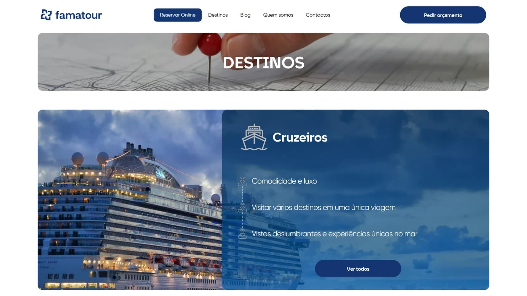 Página de destinos da Famatour num ecrã de computador: barra de navegação com o logótipo famatour e as ligações Reservar Online, Destinos, Blog, Quem somos e Contactos, o banner «DESTINOS» sobre a fotografia de uma mão a espetar um alfinete vermelho num mapa e, por baixo, o cartão da categoria Cruzeiros, com a fotografia de um navio iluminado ao anoitecer à esquerda e, à direita, o painel azul com os pontos «Comodidade e luxo», «Visitar vários destinos em uma única viagem» e «Vistas deslumbrantes e experiências únicas no mar» e o botão Ver todos.