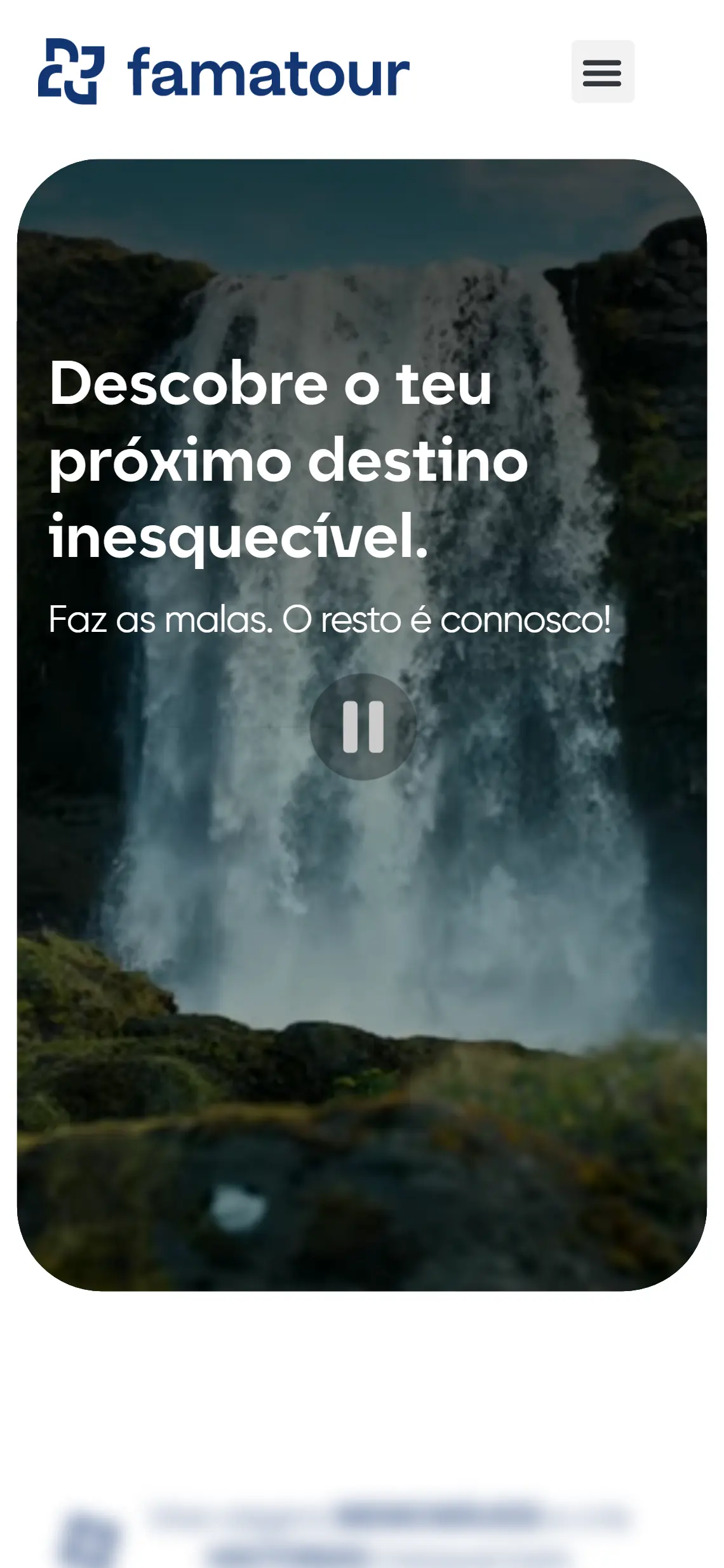 Página inicial da Famatour em telefone: logótipo, botão de menu e um vídeo de uma cascata com o título e a frase de apoio sobrepostos e um botão de pausa ao centro.
