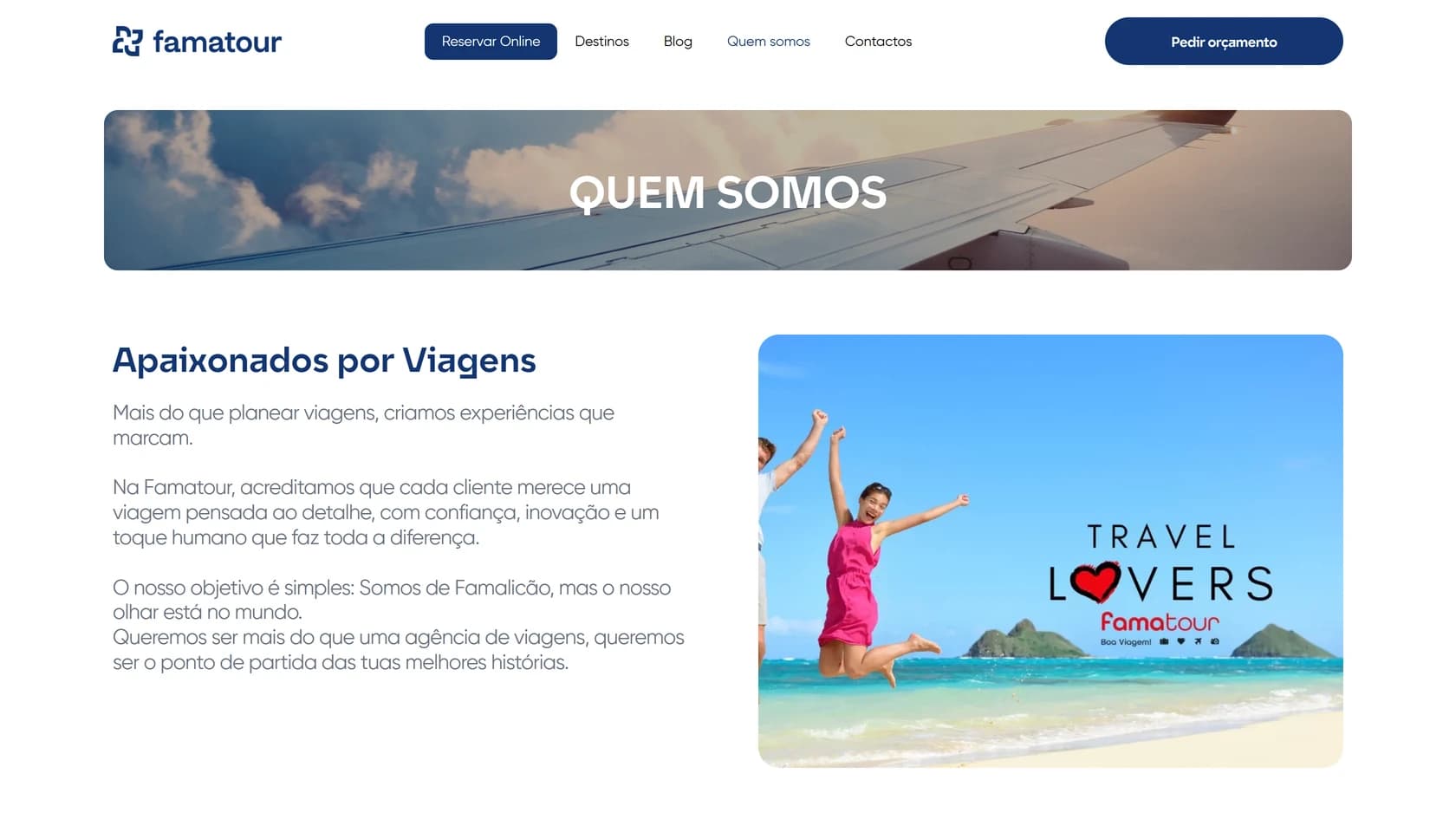 Página «Quem somos» num ecrã de computador: o banner «QUEM SOMOS» sobre a fotografia da asa de um avião ao pôr do sol e, por baixo, o texto «Apaixonados por Viagens» em três parágrafos à esquerda, ao lado da fotografia de duas pessoas a saltar numa praia tropical com o letreiro Travel Lovers e o logótipo famatour sobrepostos.