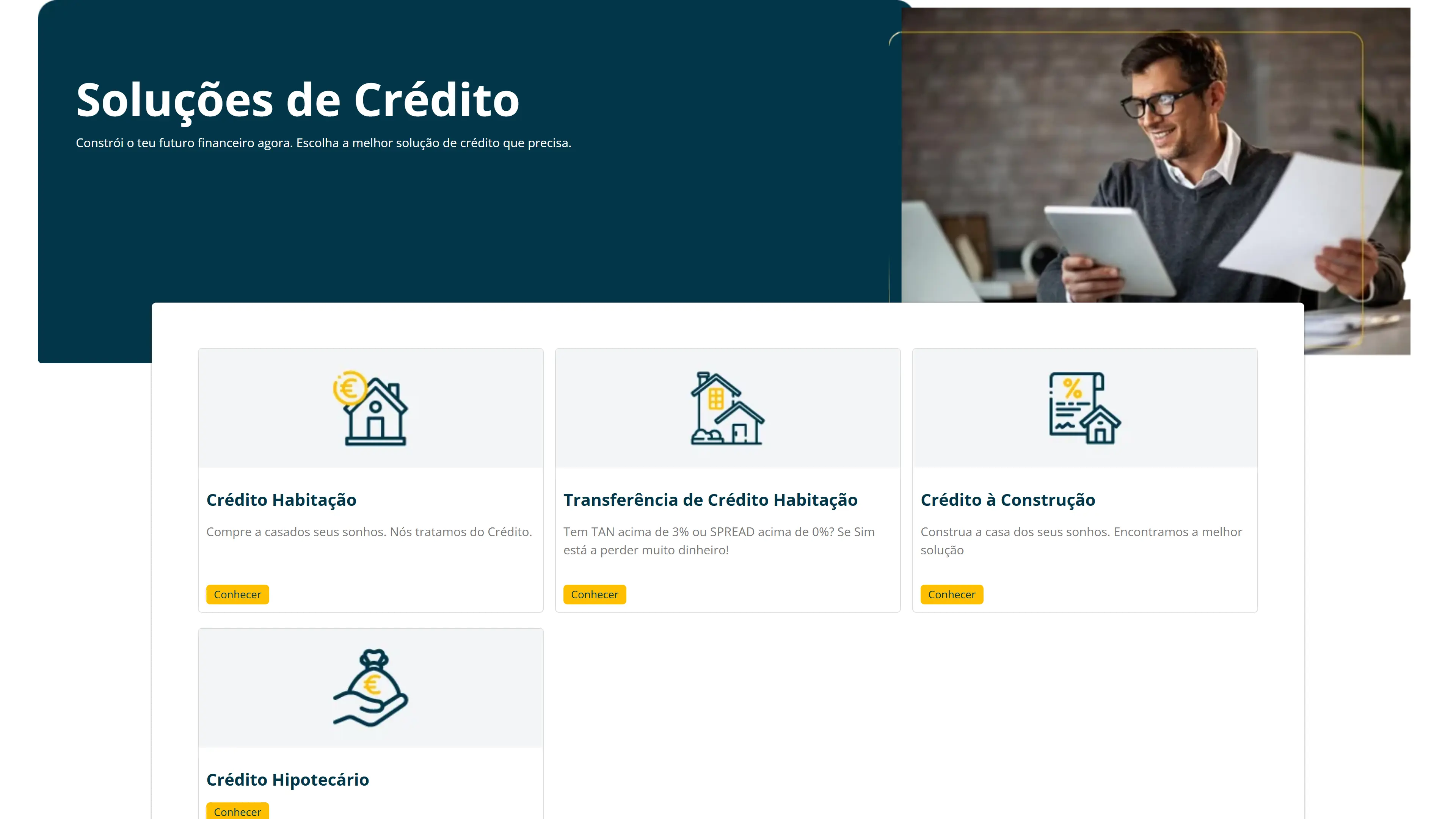 Página Soluções de Crédito: painel azul-petróleo com o título e uma fotografia de um homem a ler documentos junto a um portátil e, sobreposto, um cartão branco com quatro fichas — Crédito Habitação, Transferência de Crédito Habitação, Crédito à Construção e Crédito Hipotecário — cada uma com ícone, descrição curta e botão Conhecer.