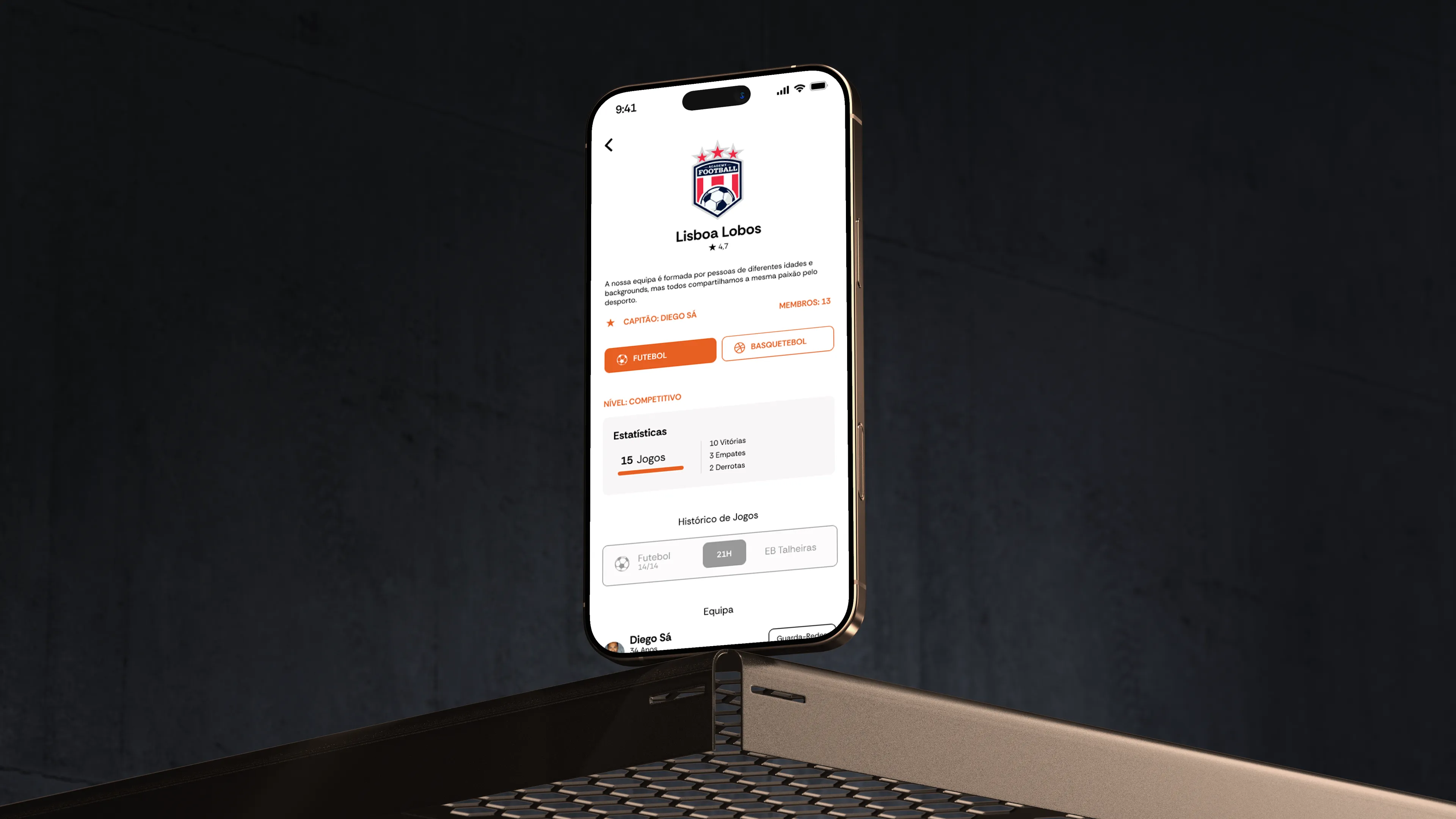 Telefone assente numa superfície industrial, com o ecrã de um jogo agendado.
