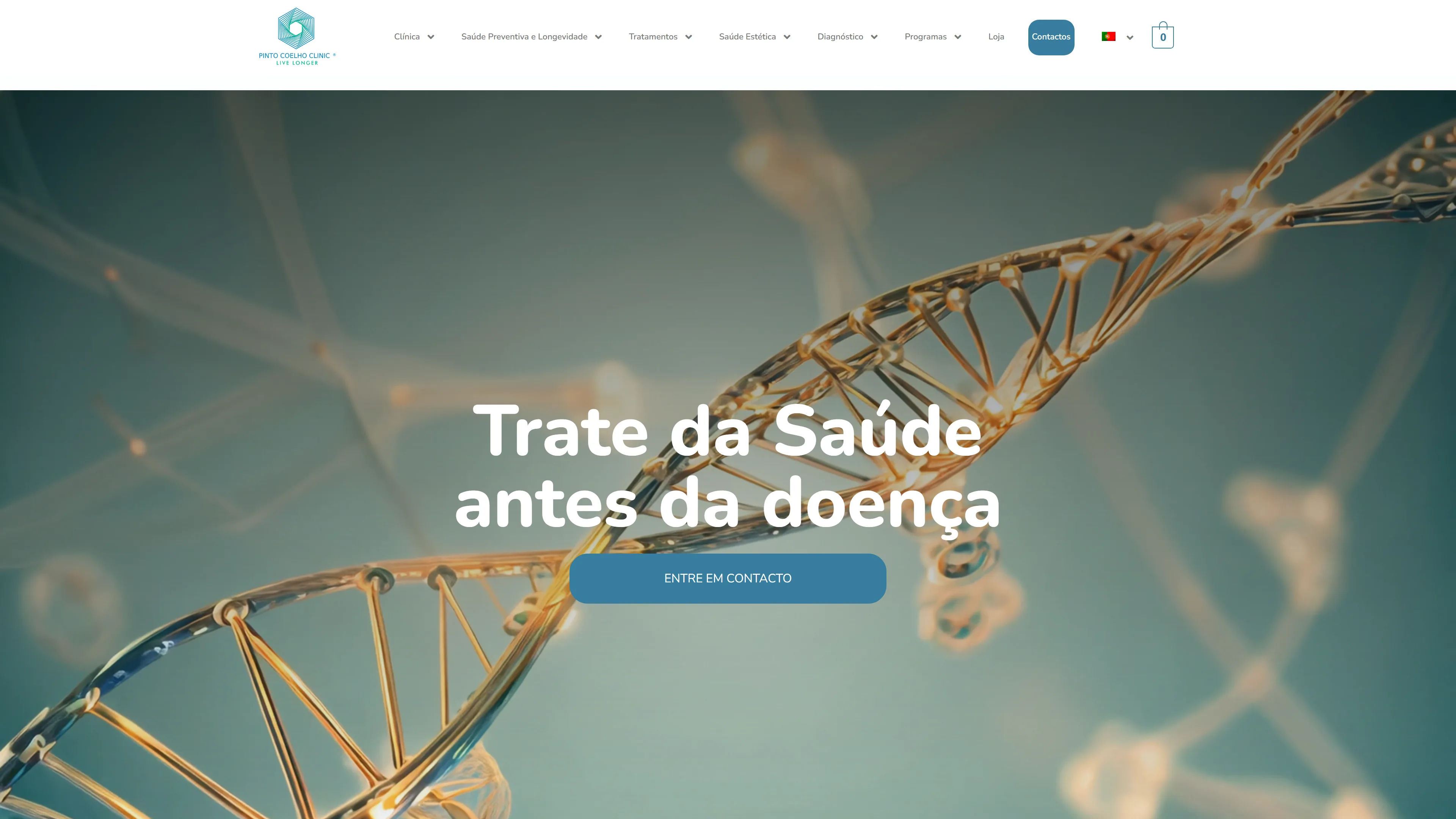 Topo da página inicial da Pinto Coelho Clinic no computador: cabeçalho branco com o logótipo e o menu Clínica, Saúde Preventiva e Longevidade, Tratamentos, Saúde Estética, Diagnóstico, Programas, Loja e Contactos, sobre a fotografia de uma dupla hélice de ADN dourada em fundo azul-esverdeado, com o título «Trate da Saúde antes da doença» e um botão de contacto.