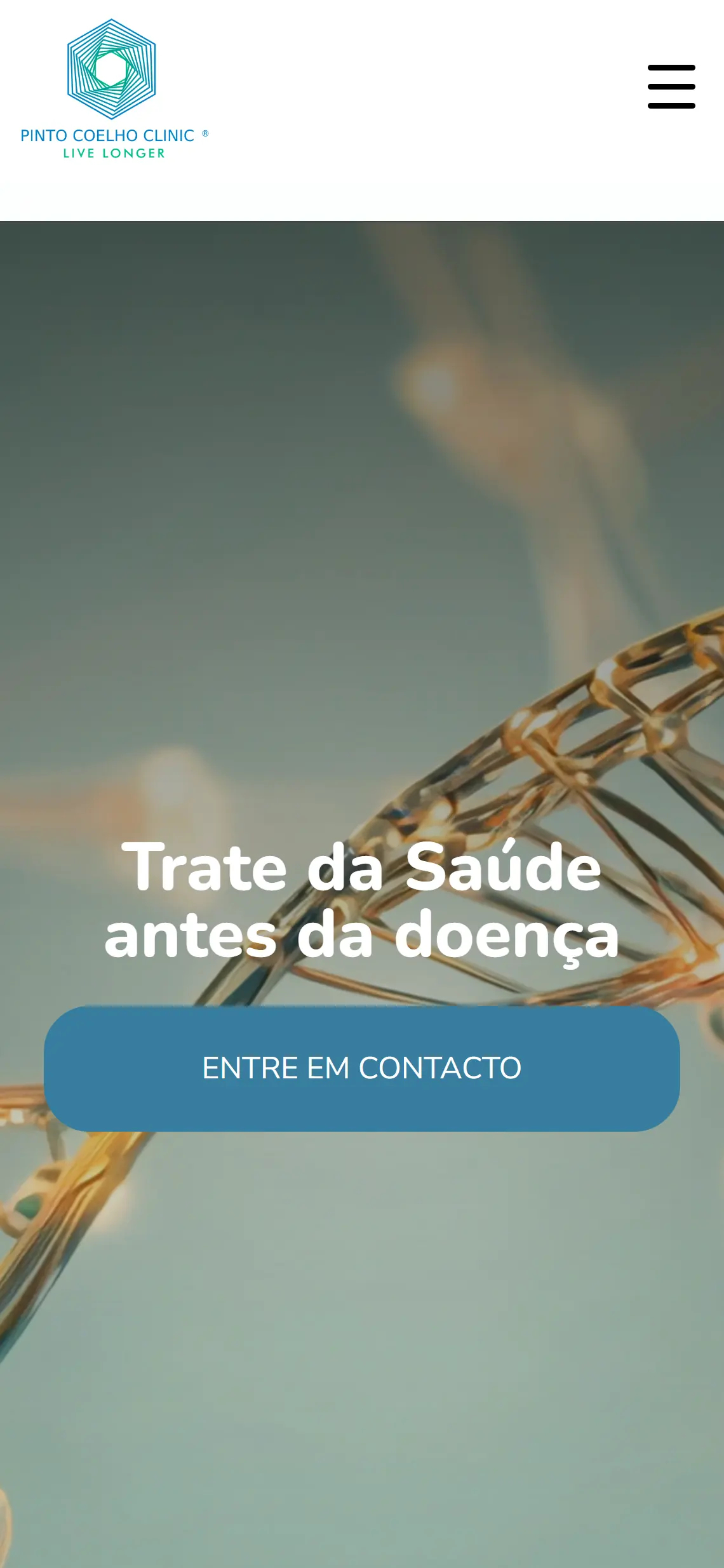 Página inicial no telefone: logótipo da Pinto Coelho Clinic, botão de menu, a fotografia da dupla hélice de ADN, o título «Trate da Saúde antes da doença» e o botão «Entre em contacto».