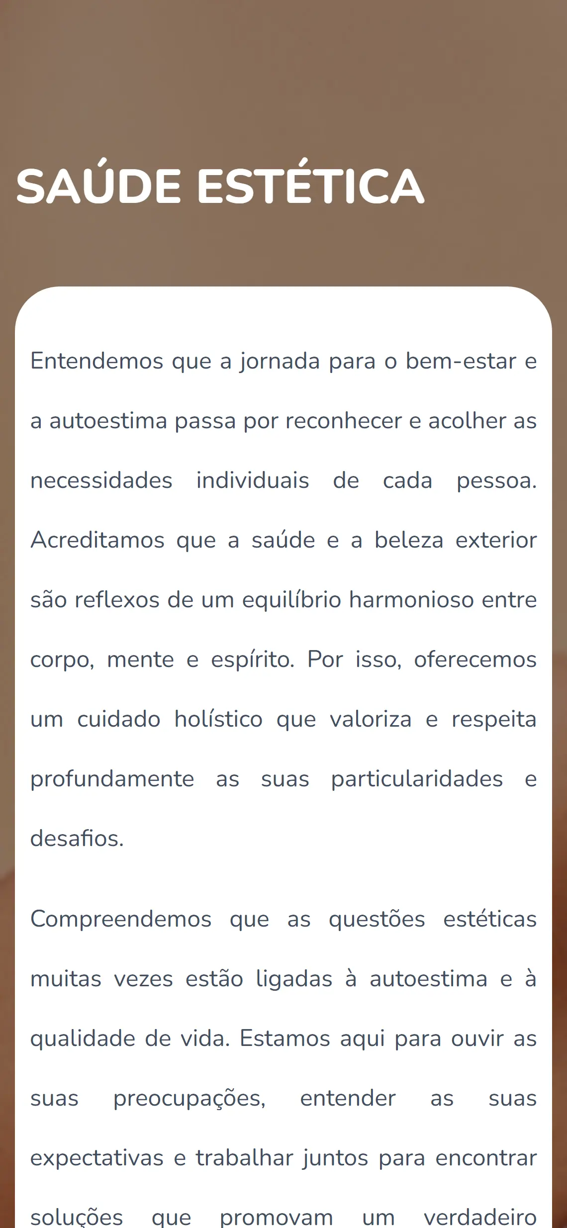 Página «Saúde Estética» no telefone: o título sobre um fundo desfocado em tons de castanho e, abaixo, um cartão branco de cantos arredondados com os parágrafos de apresentação.