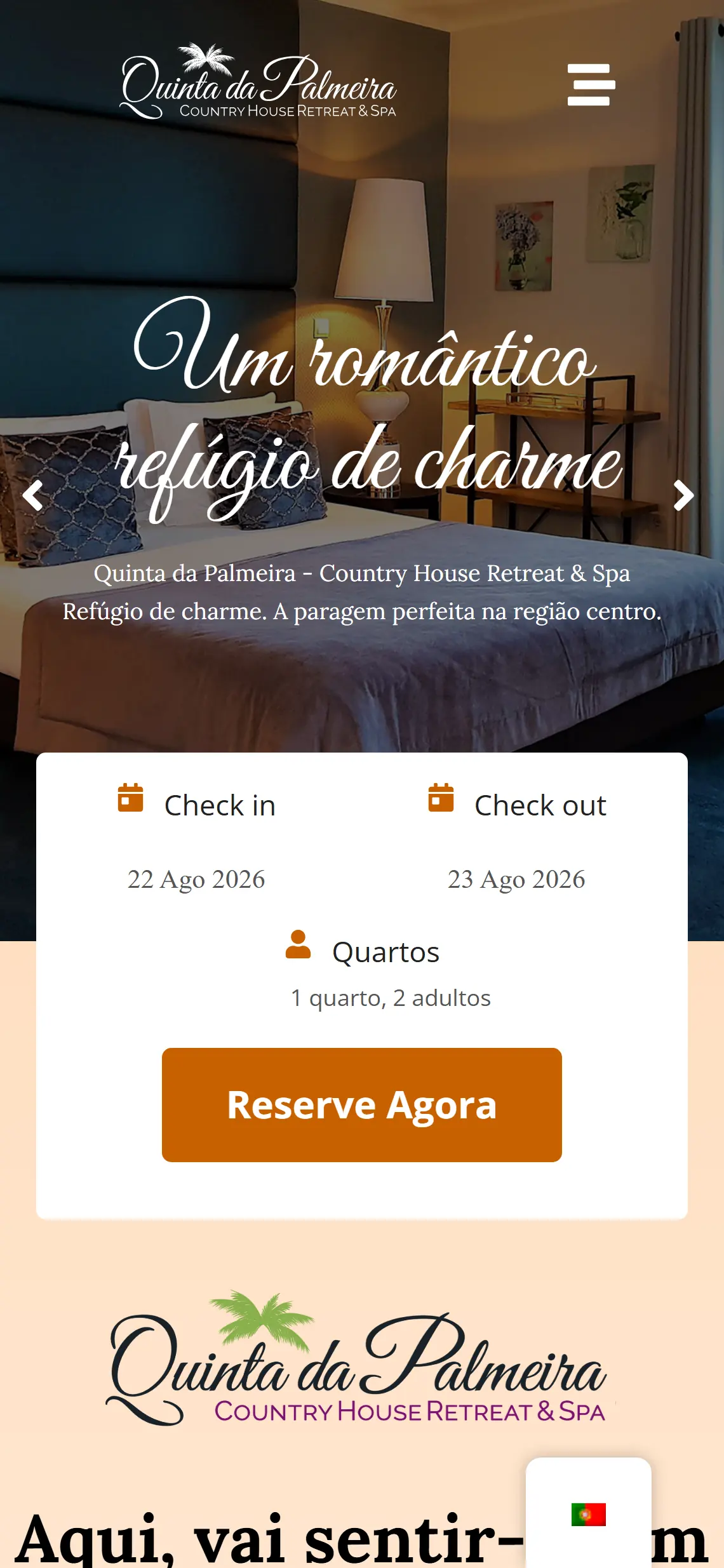 Página inicial em ecrã de telefone: logótipo Quinta da Palmeira e menu em hambúrguer sobre a fotografia de um quarto, o título Um romântico refúgio de charme em letra manuscrita, a linha Refúgio de charme. A paragem perfeita na região centro. e um cartão branco de reserva com check in, check out, quartos e o botão Reserve Agora.
