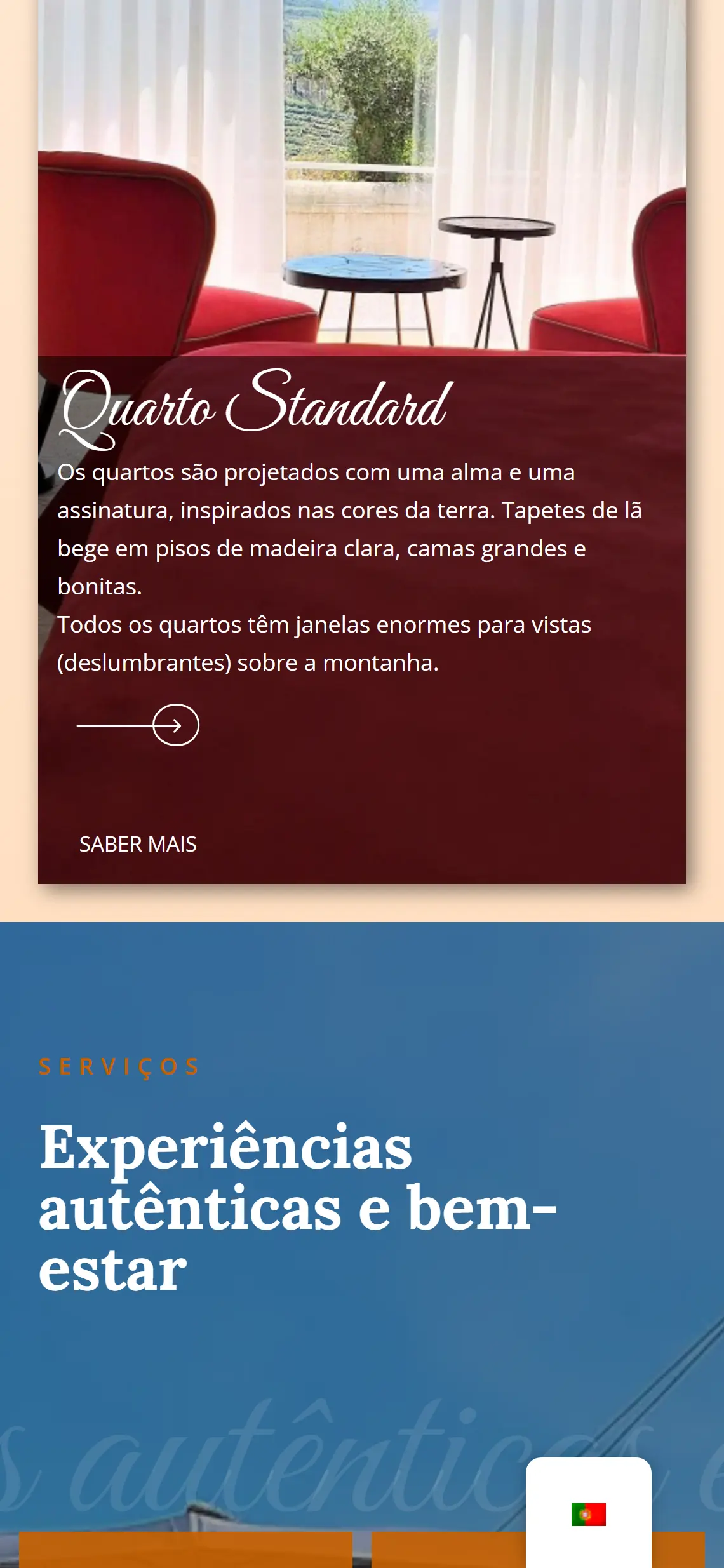 Cartão de quarto em ecrã de telefone: fotografia de duas poltronas vermelhas e duas mesas de apoio junto a uma janela de cortinados claros com vista de montanha, seguida de um painel vermelho-escuro com o título Quarto Standard, um parágrafo de descrição e a ligação Saber mais; em baixo começa a secção Serviços, sobre fundo azul.