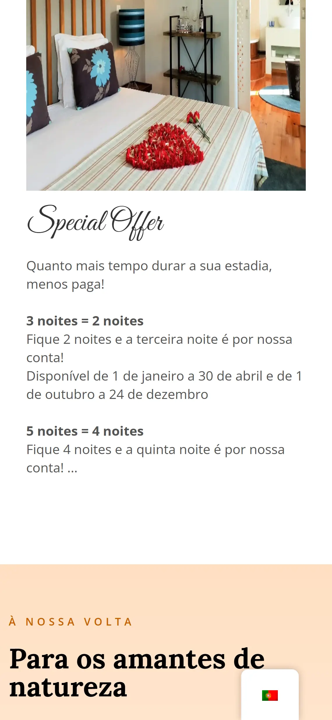 Bloco de oferta em ecrã de telefone: fotografia de uma cama com pétalas vermelhas dispostas em forma de coração, o título Special Offer em letra manuscrita e o texto da promoção com as condições de três e de cinco noites; em baixo começa a secção À nossa volta, sobre fundo pêssego.