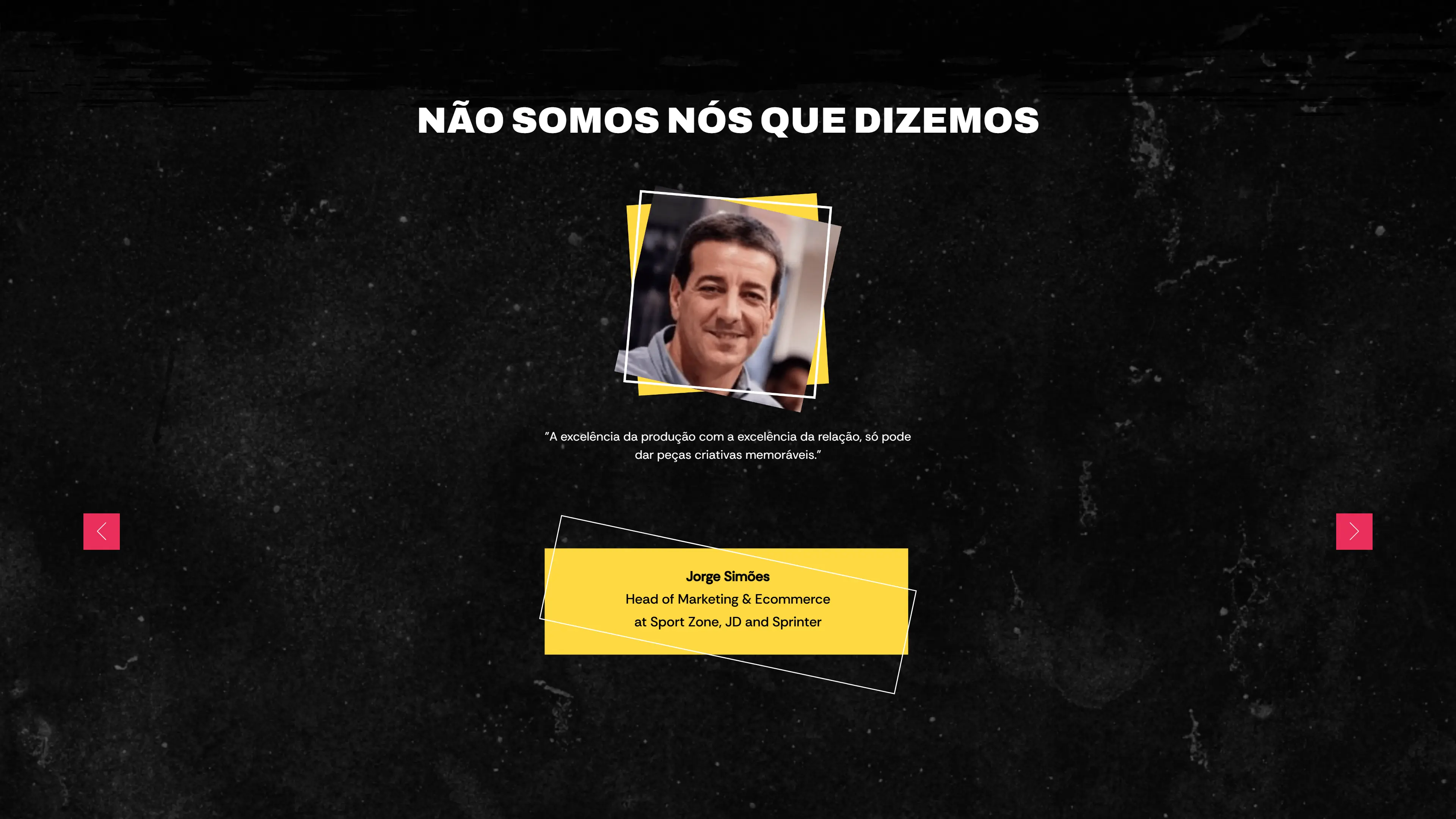 Secção de testemunhos num ecrã de computador, sobre um fundo escuro granulado: o título, a fotografia de um homem numa moldura branca inclinada sobre um rectângulo amarelo, a citação ao centro e um cartão amarelo inclinado com o nome e o cargo da pessoa citada, com setas rosa quadradas nas duas margens.