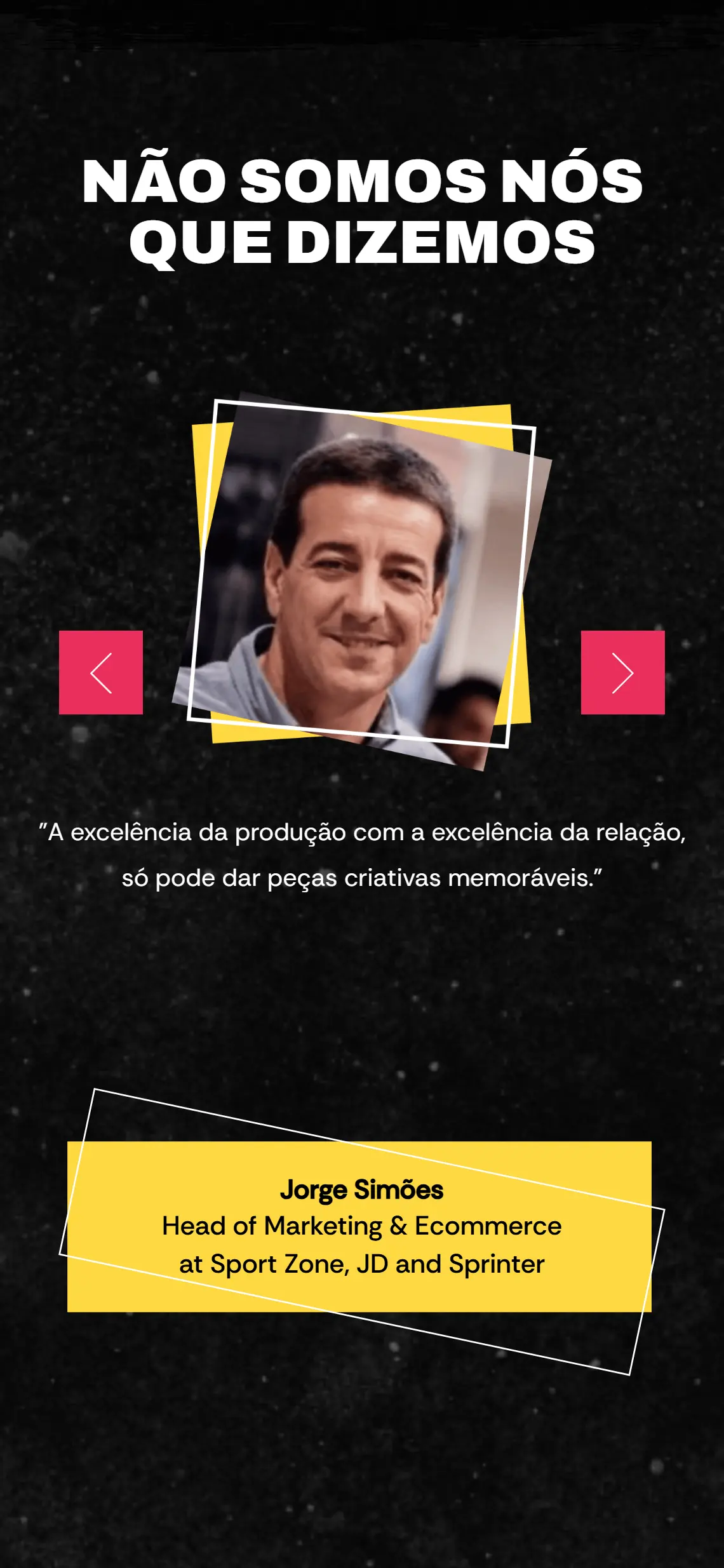Secção de testemunhos da Seagmedia num telefone: título em duas linhas, a fotografia de um homem numa moldura branca inclinada sobre um rectângulo amarelo, a citação em duas linhas e um cartão amarelo com o nome e o cargo da pessoa citada, entre duas setas rosa.
