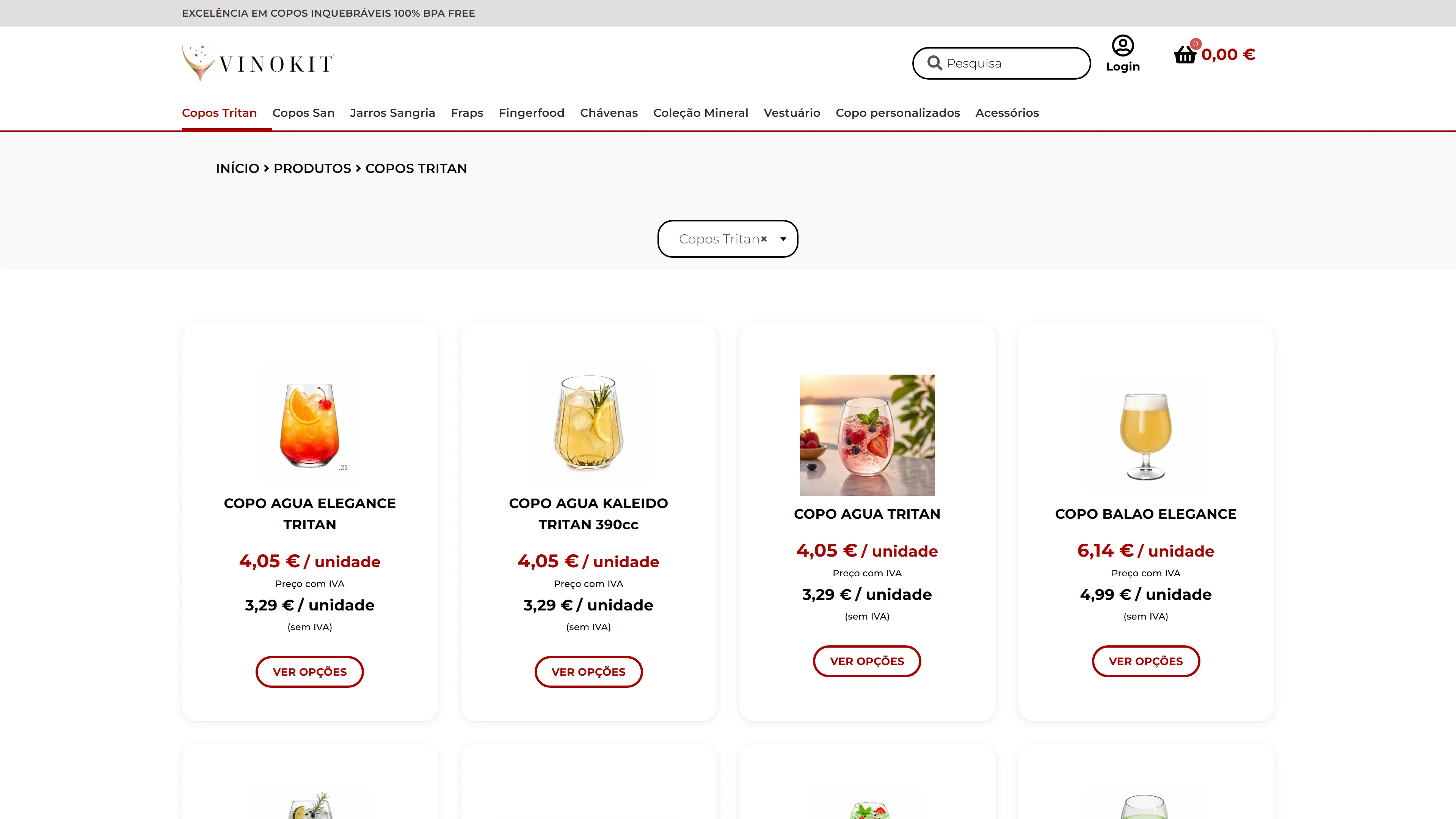 Página da categoria Copos Tritan num ecrã de computador: a barra superior com a frase Excelência em copos inquebráveis 100% BPA free, o logótipo Vinokit com a pesquisa, o login e o cesto de compras, o menu de categorias, o rasto Início › Produtos › Copos Tritan, o filtro de categoria e a primeira fila de cartões de produto — Copo Agua Elegance Tritan, Copo Agua Kaleido Tritan 390cc, Copo Agua Tritan e Copo Balao Elegance — cada um com fotografia, preços com e sem IVA e o botão Ver opções.