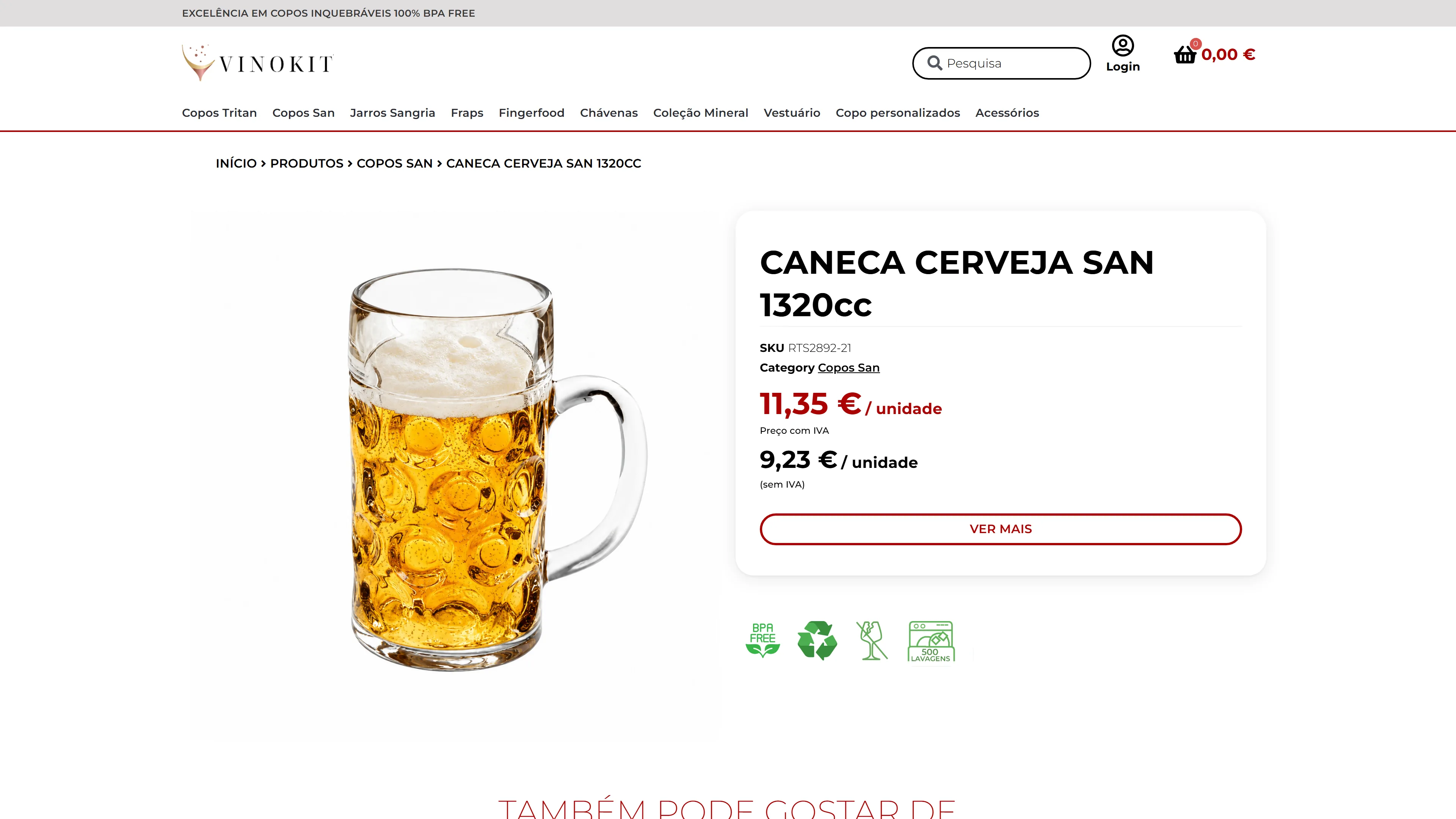 Página do produto Caneca Cerveja San 1320cc num ecrã de computador: o rasto Início › Produtos › Copos San, a fotografia de uma caneca de cerveja cheia à esquerda e, à direita, o cartão branco com o nome do produto, o SKU, a categoria, os preços com e sem IVA e o botão Ver mais, com os selos BPA free, de reciclagem e de 500 lavagens por baixo.