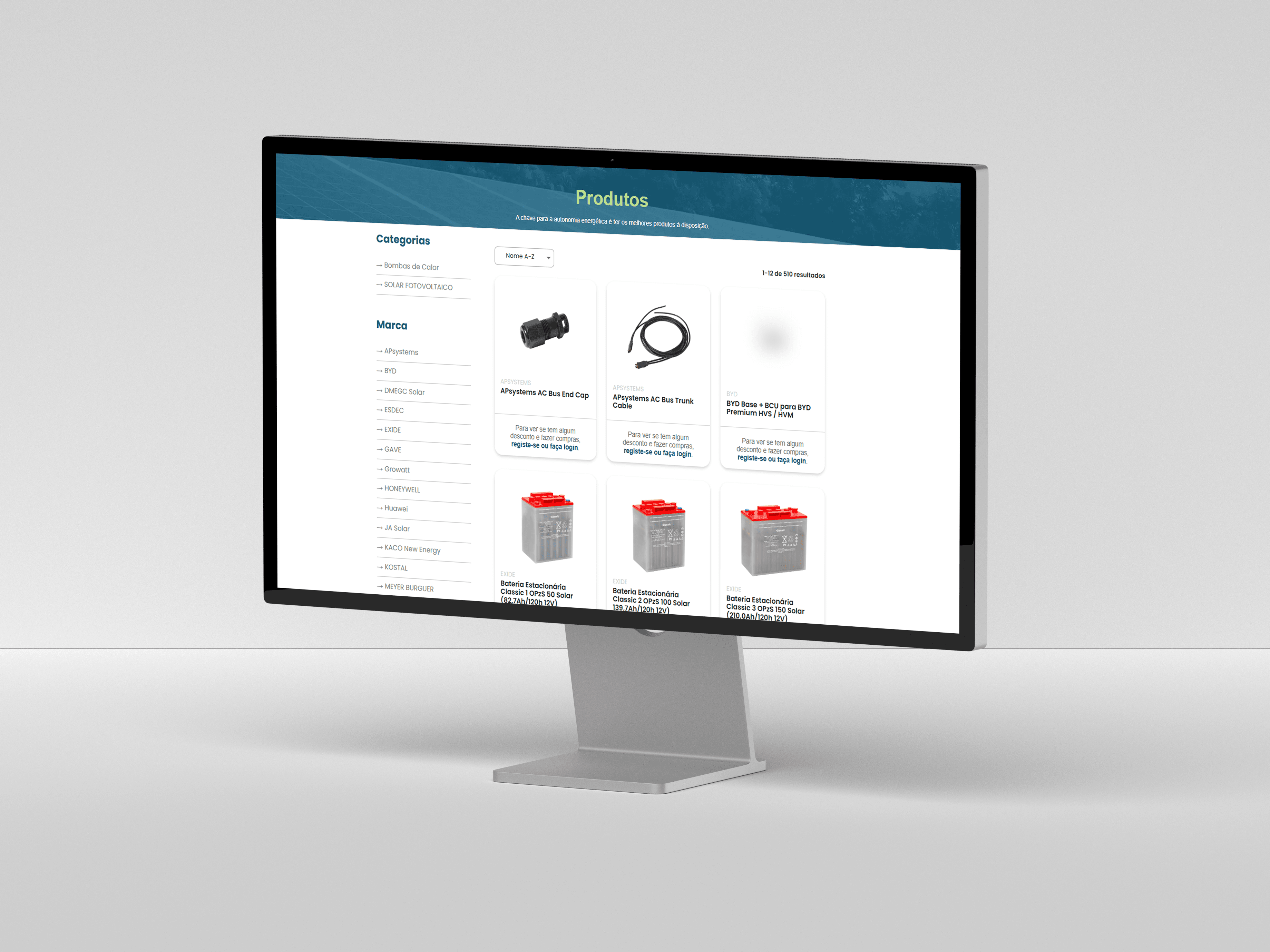 Monitor sobre fundo cinzento com a página de produtos da loja Donauer: o banner «Produtos» sobre uma fotografia de painéis solares, a coluna de categorias e marcas à esquerda e a grelha de produtos — acessórios APsystems e baterias estacionárias Exide de topo vermelho — com a nota para iniciar sessão em cada cartão.